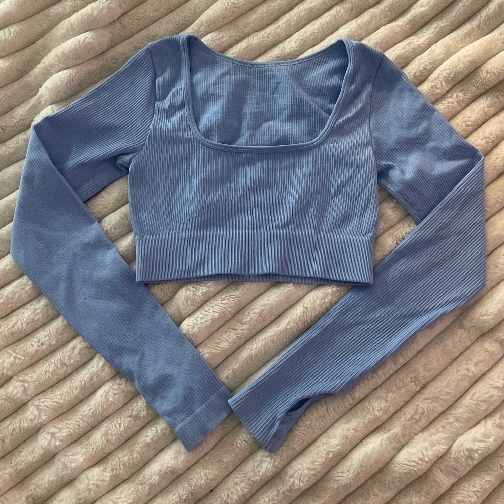 athletic long sleeve crop top